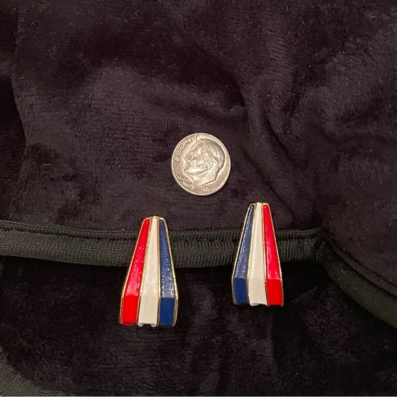 Vintage Trifari clip on earrings - Picture 2 of 4